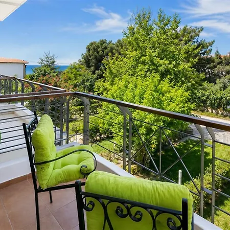 Laura House * Nikiti (Sithonia)