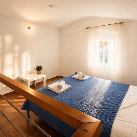 Laura House Nikiti (Sithonia)